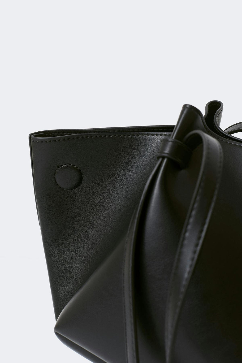 Strap handle tote bag