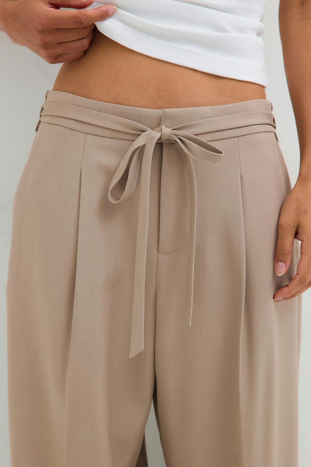 Mid waist belted trousers