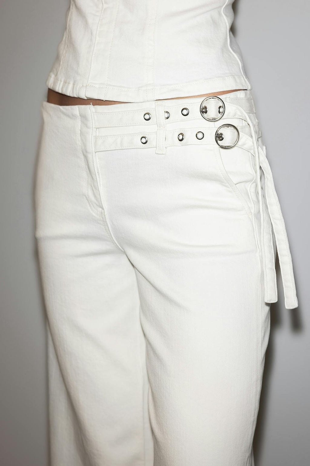 Booty belted jeans
