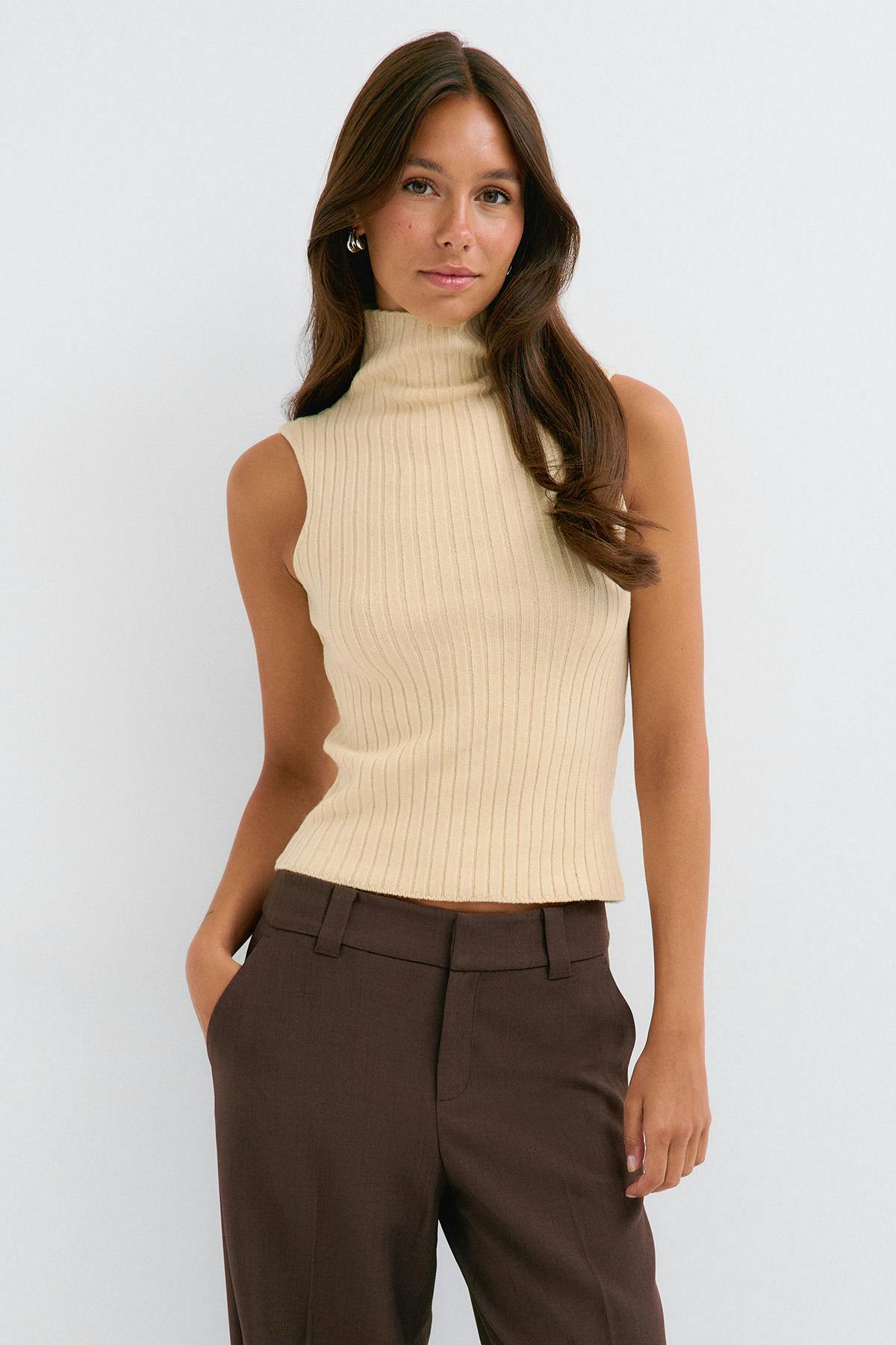 Sleeveless knitted top