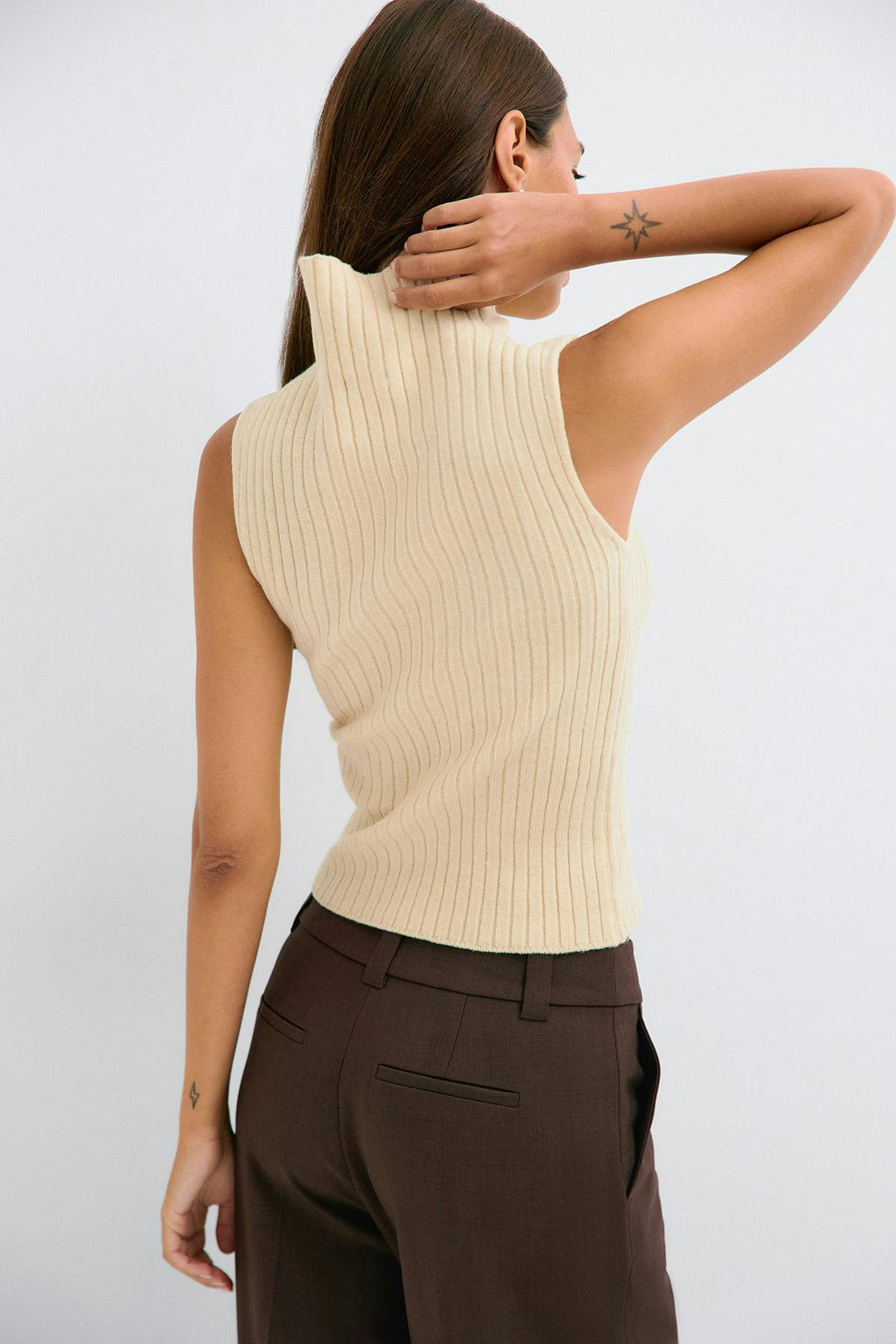 Sleeveless knitted top