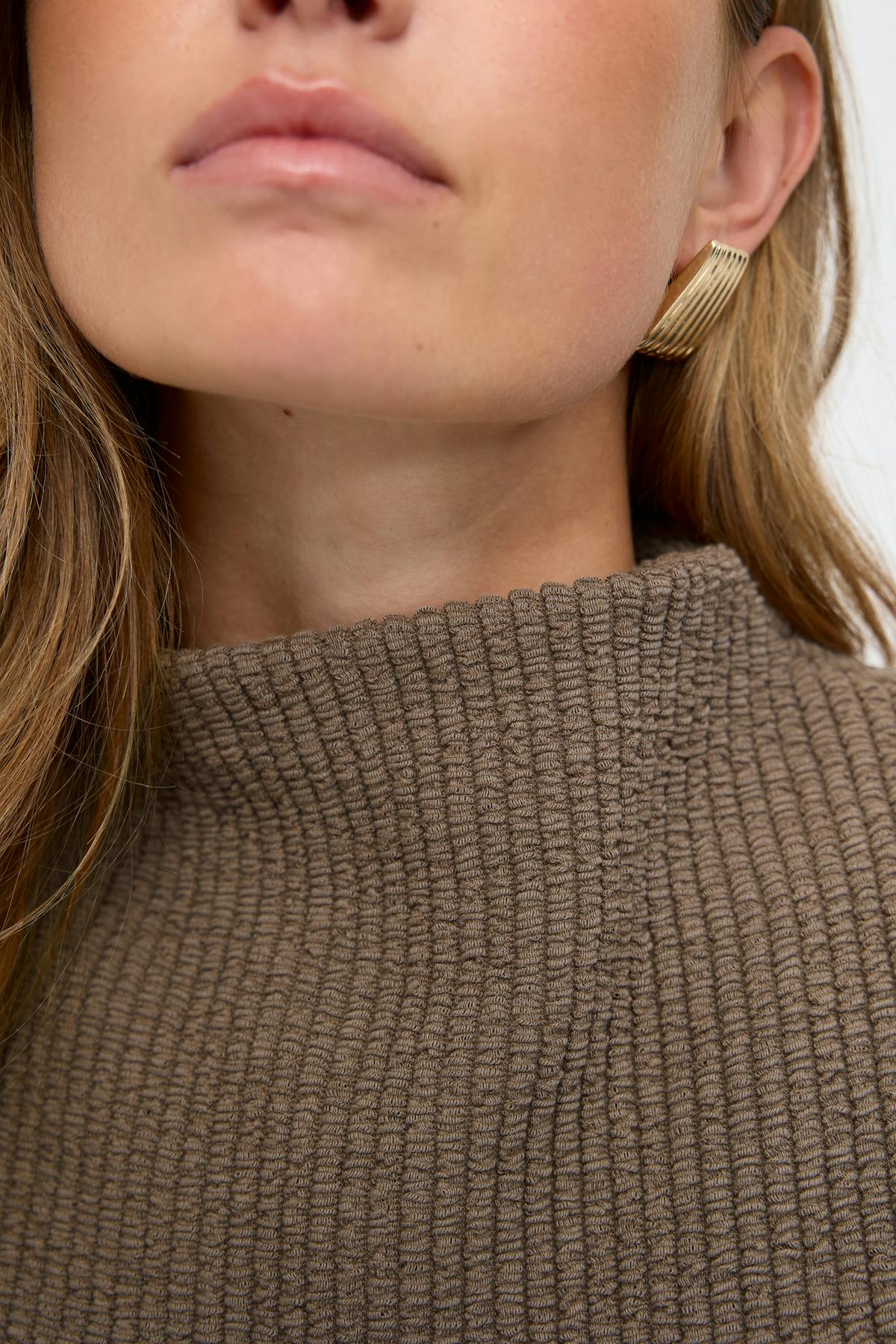Funnel neck top