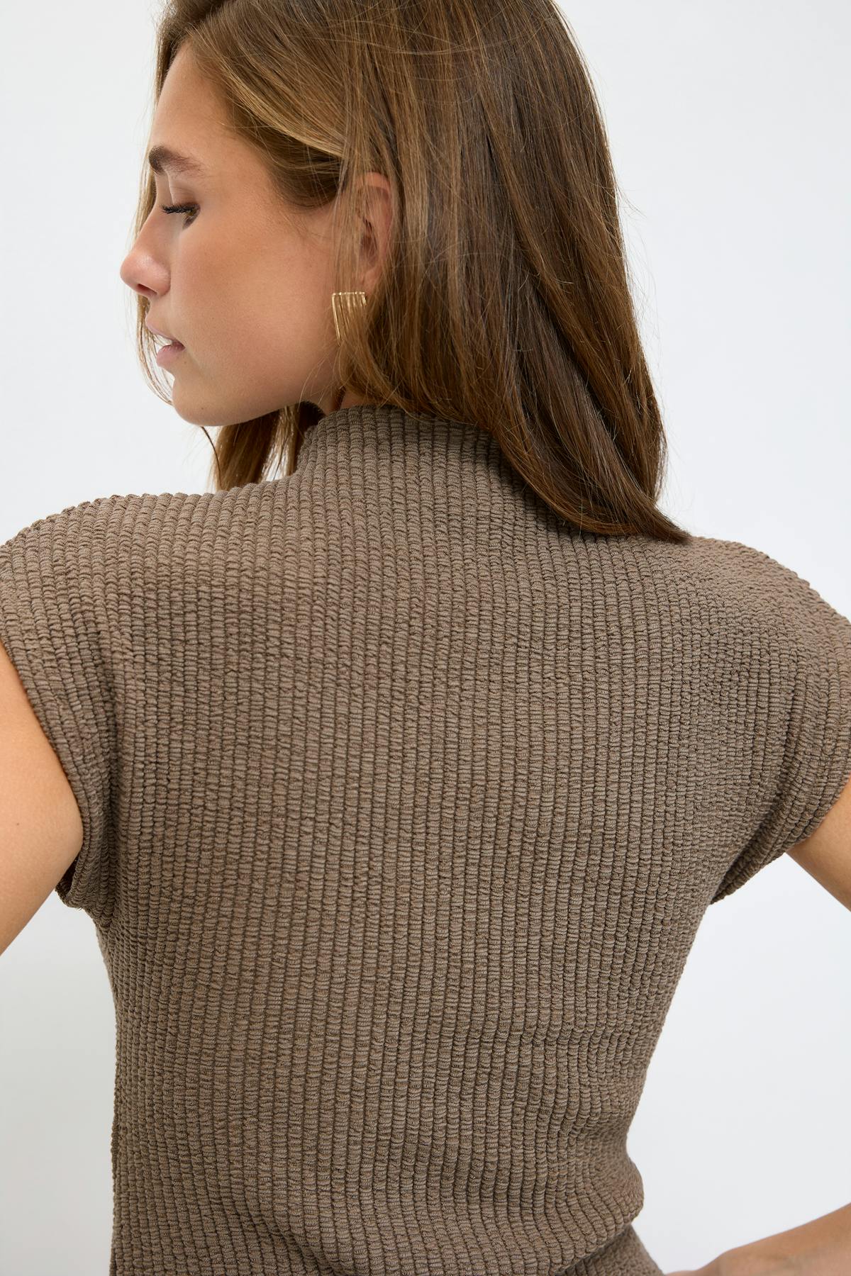 Funnel neck top