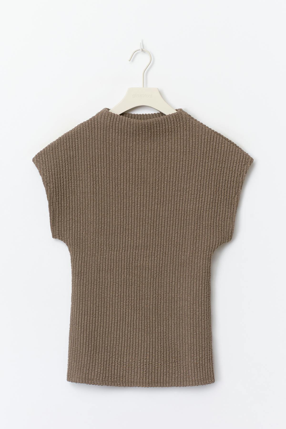 Funnel neck top
