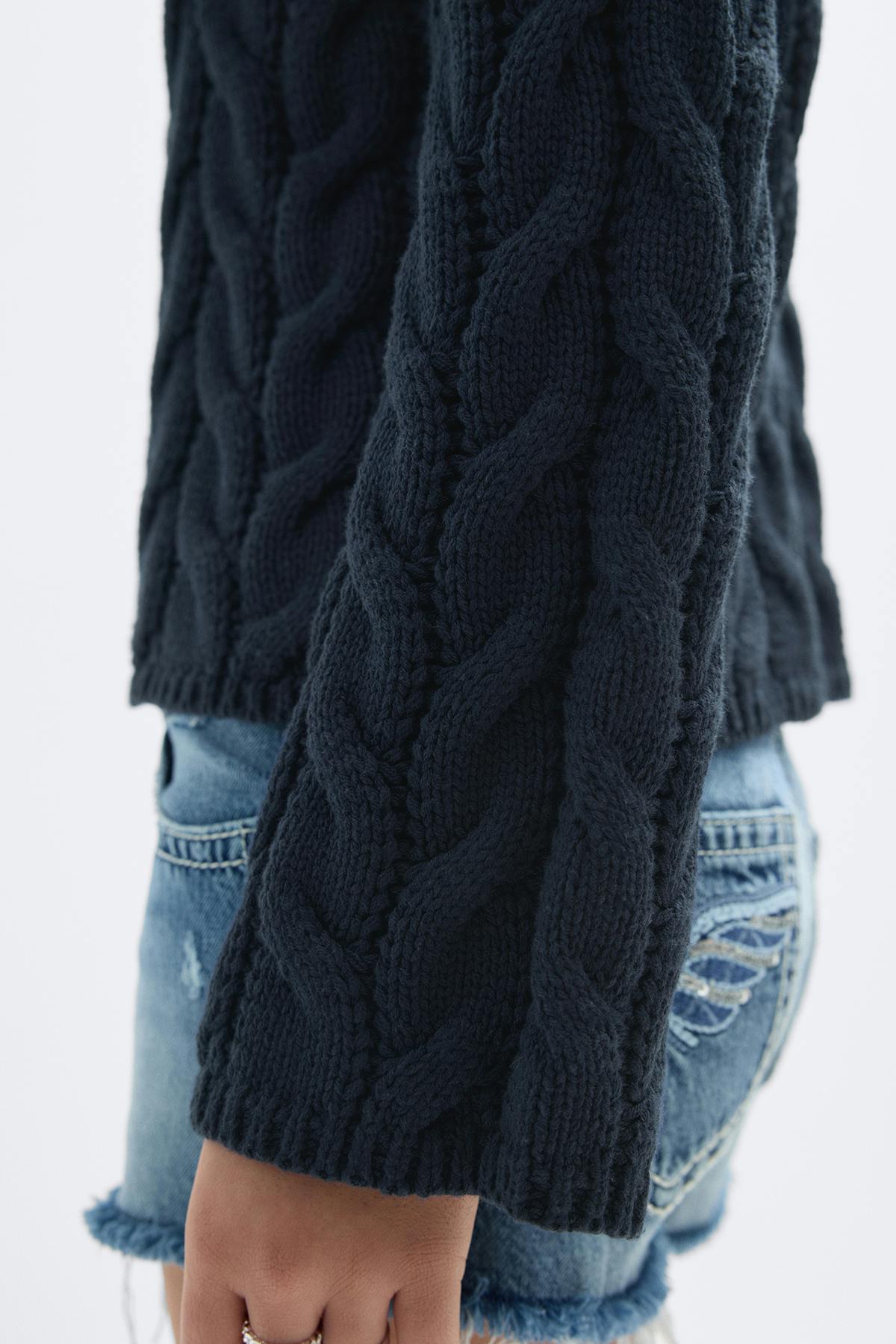 Y cable knitted sweater