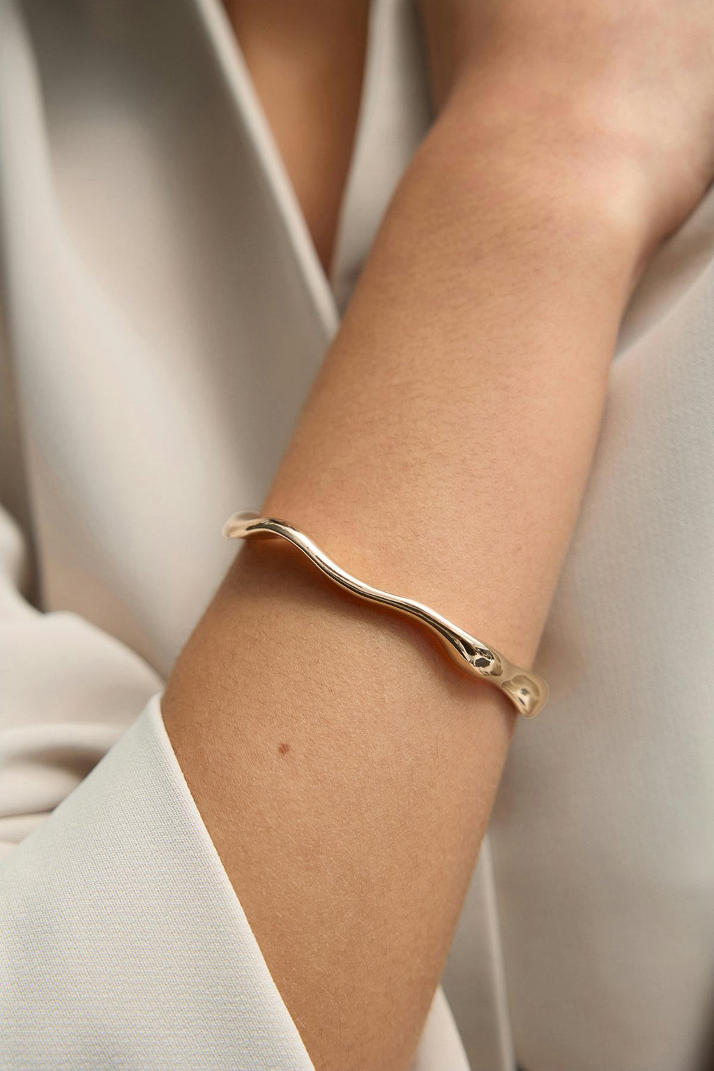 Wavy gold bracelet