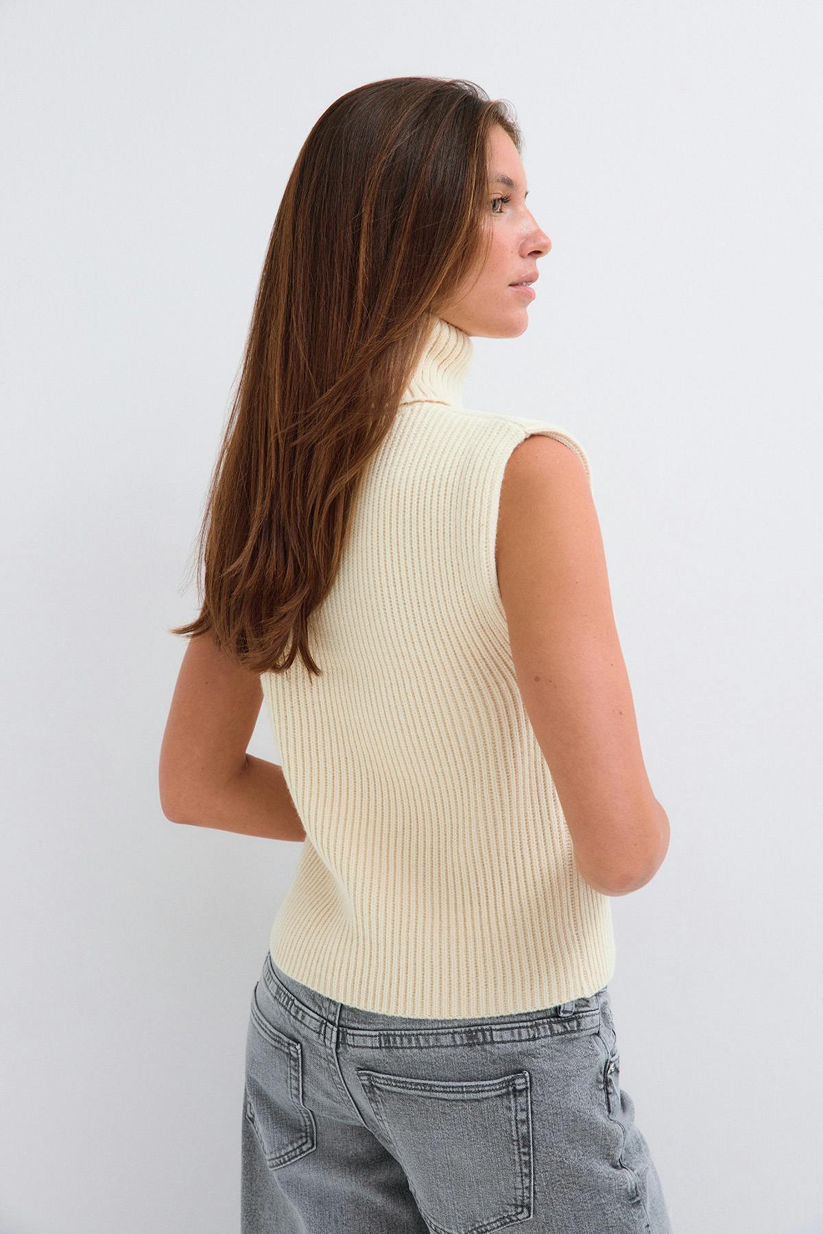Chunky turtleneck knitted vest