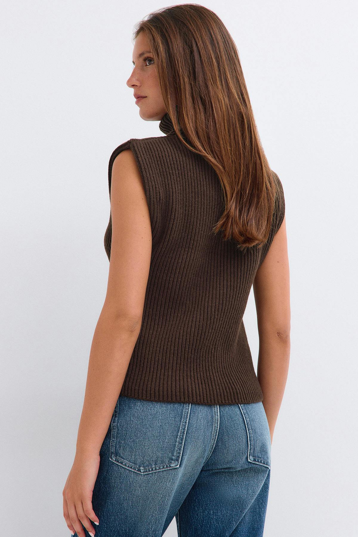 Chunky turtleneck knitted vest