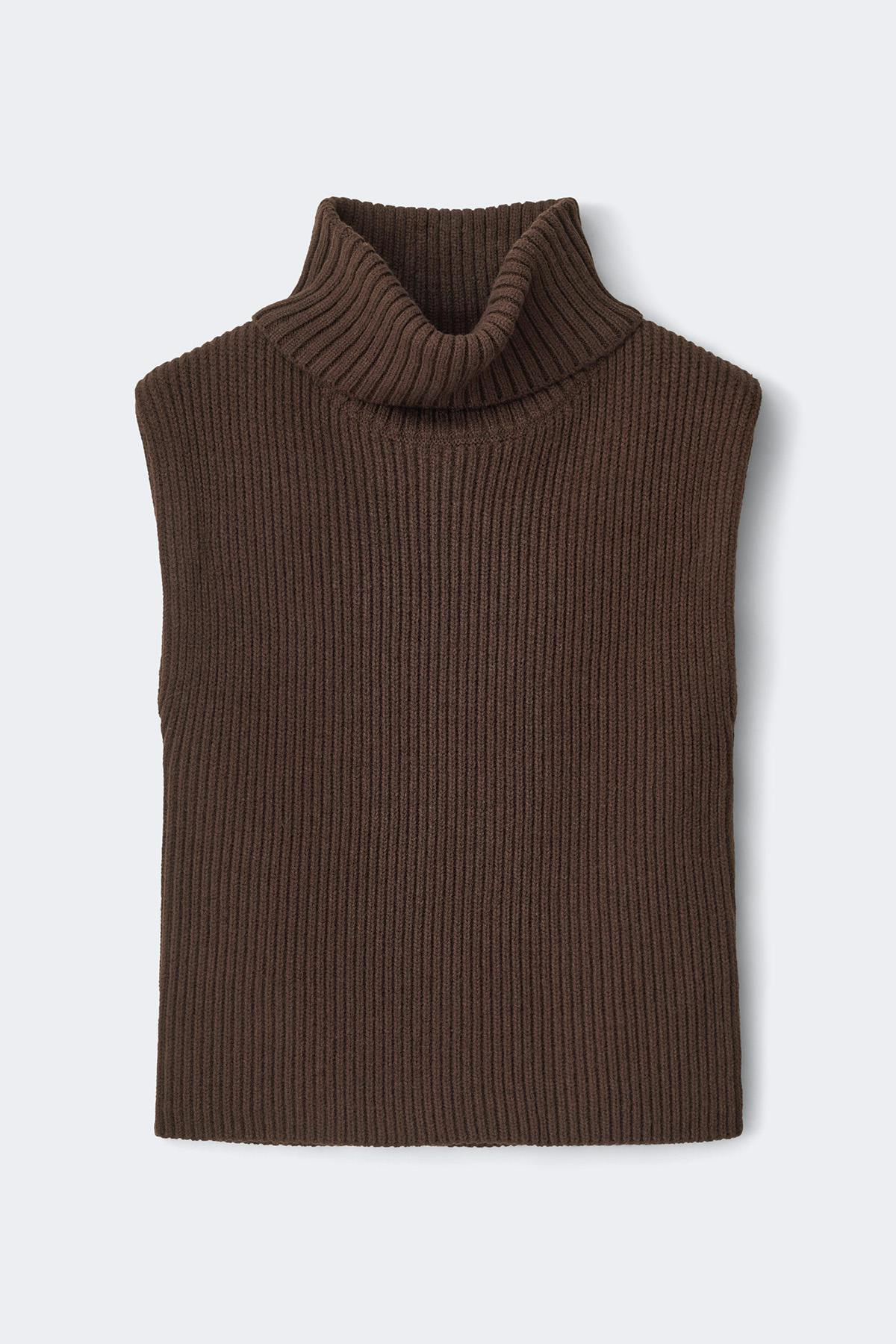 Chunky turtleneck knitted vest