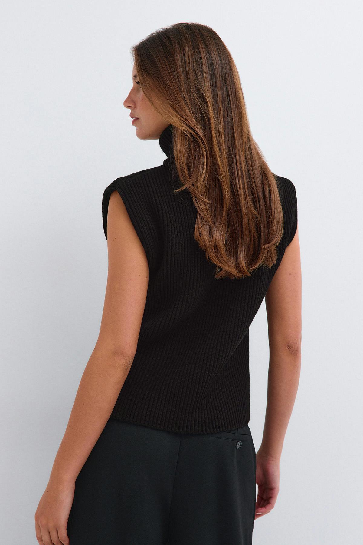 Chunky turtleneck knitted vest