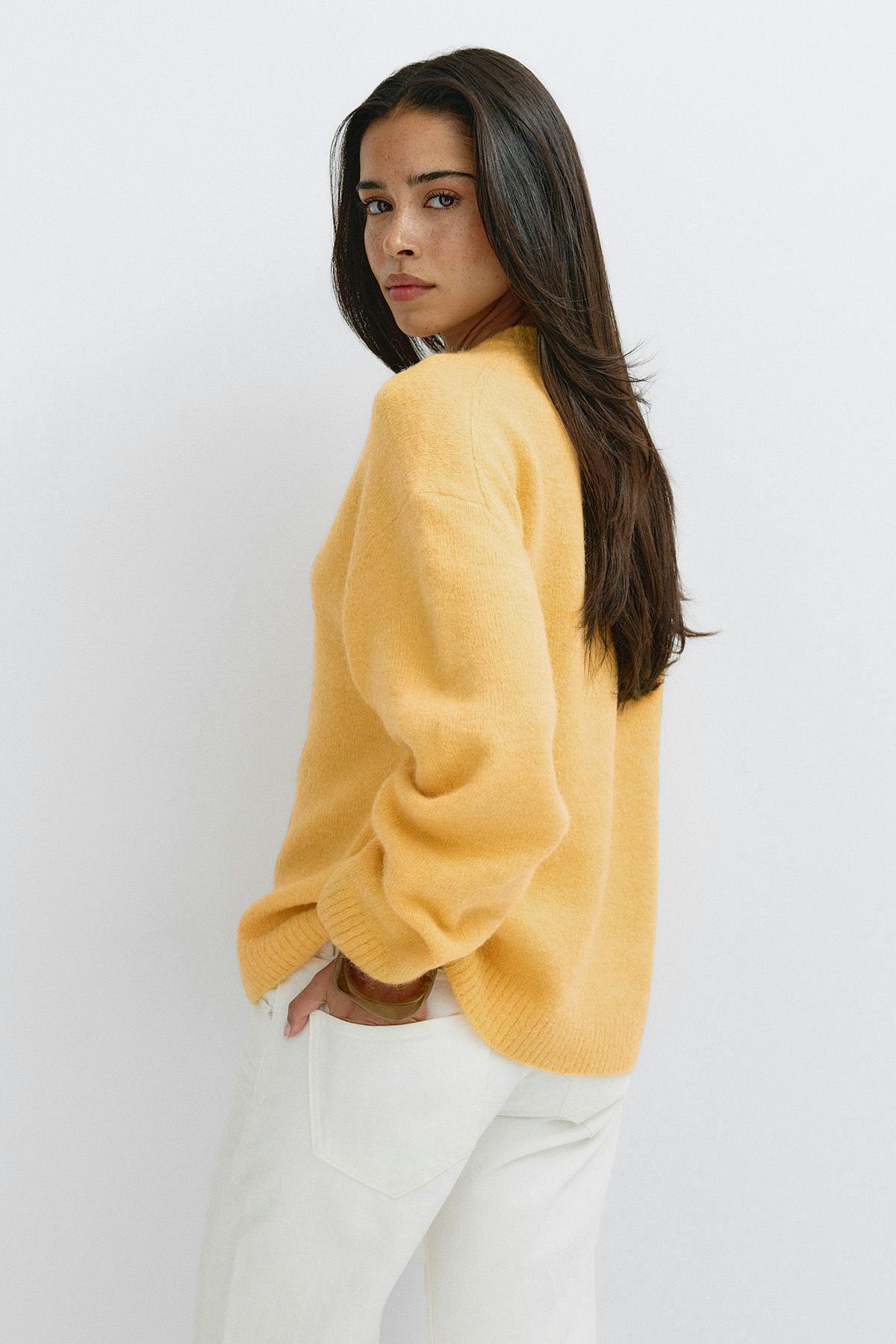 Crew neck knitted sweater