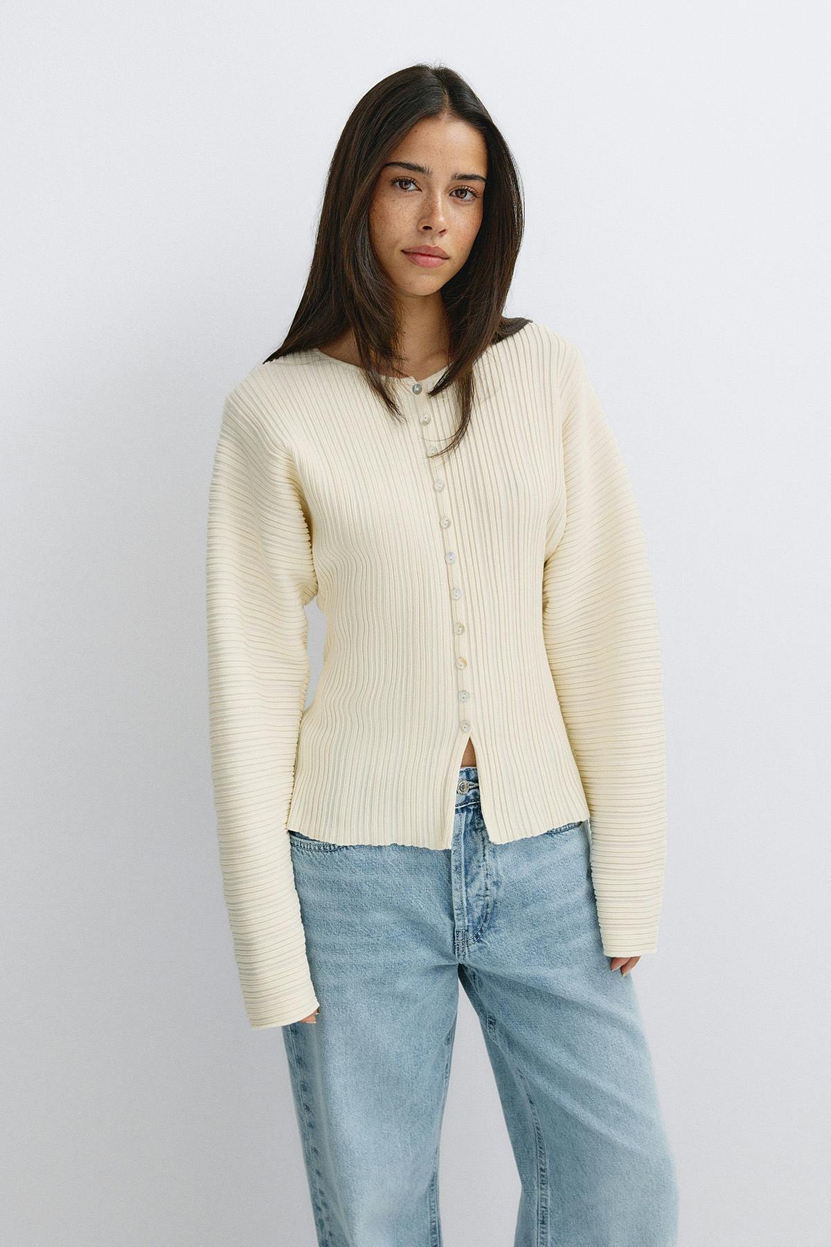 Shaped knitted cardigan