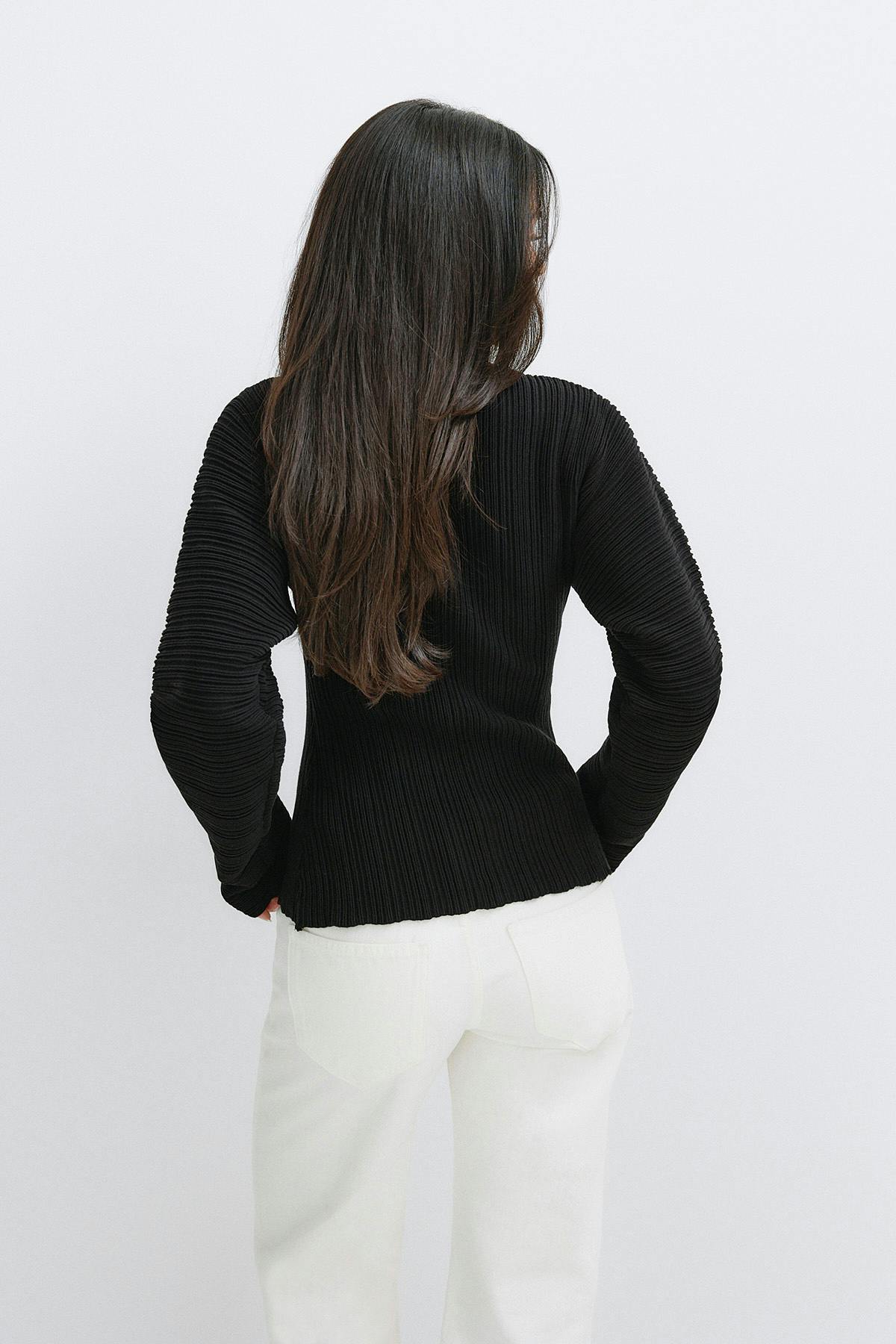 Shaped knitted cardigan