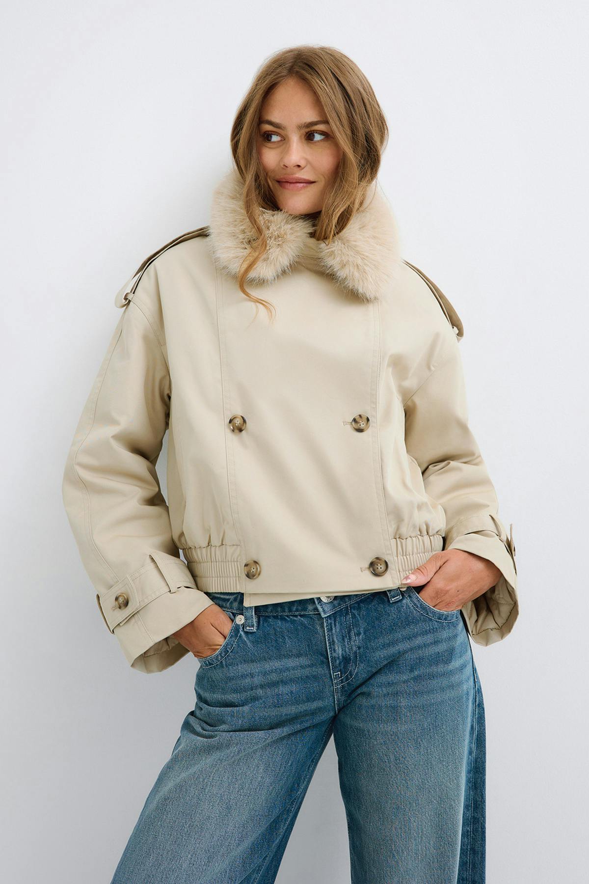 Short faux fur collar jacket