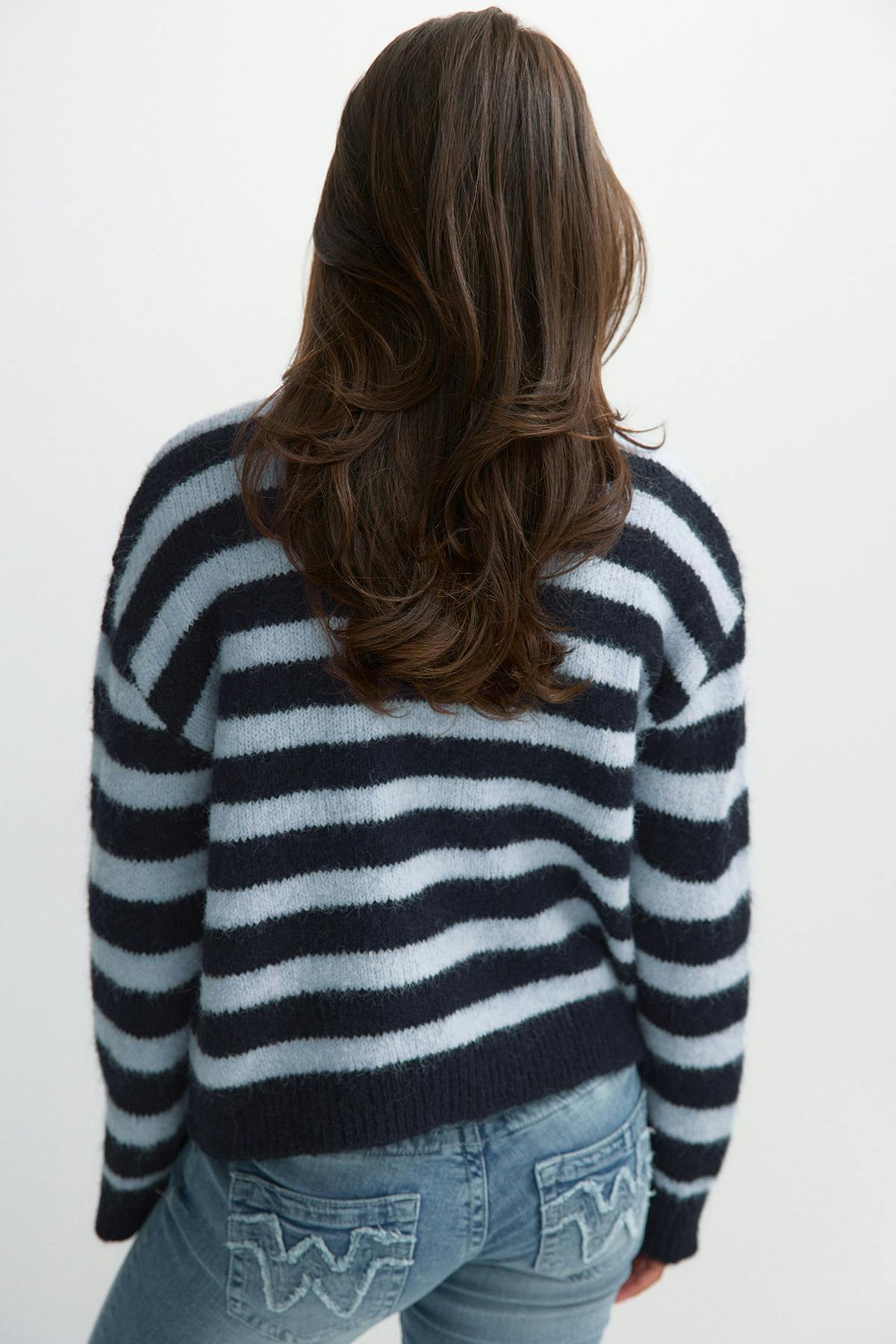 Y knitted crew neck sweater