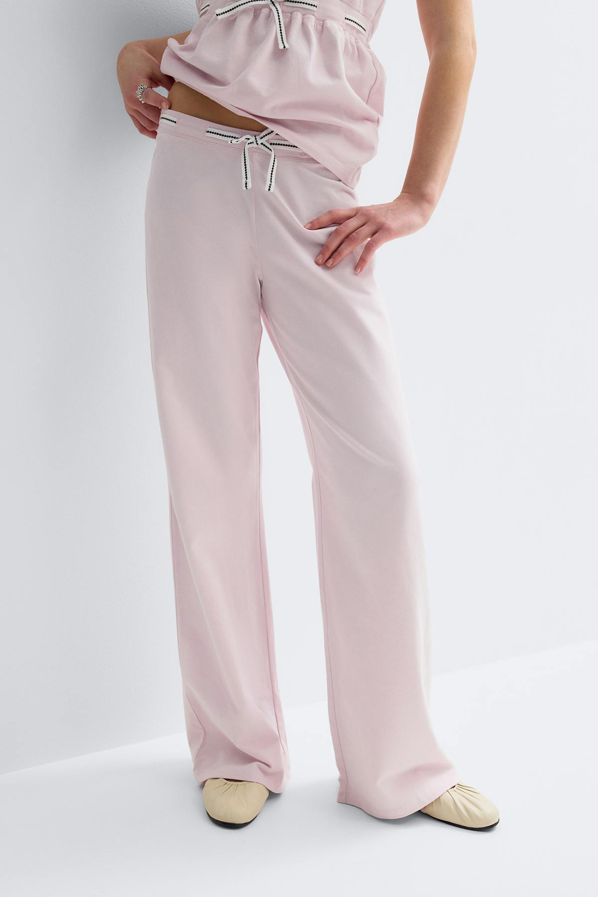 Y detail trousers