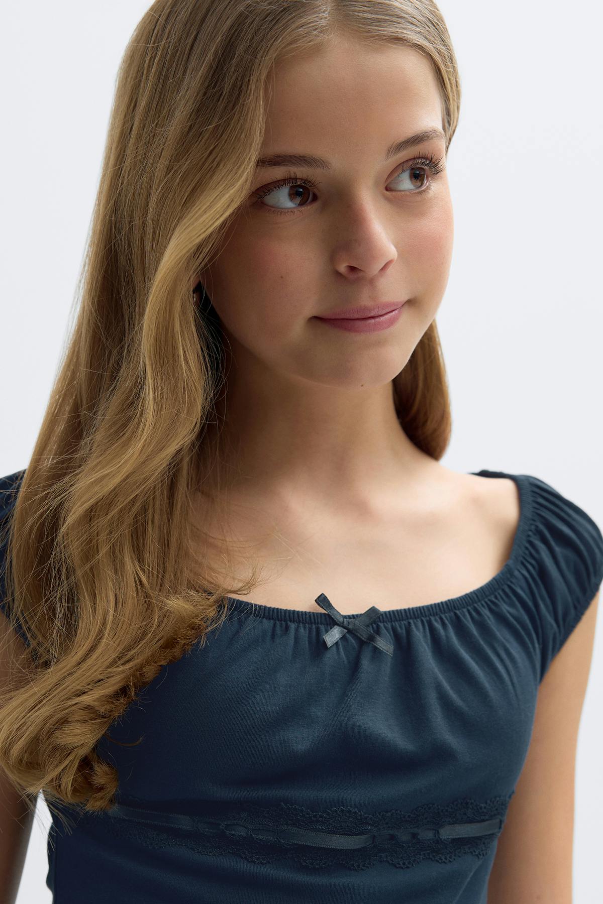 Y fitted lace top