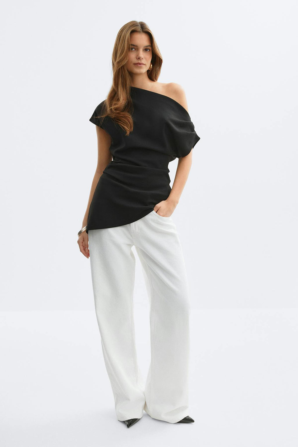 Asymmetric pleated top