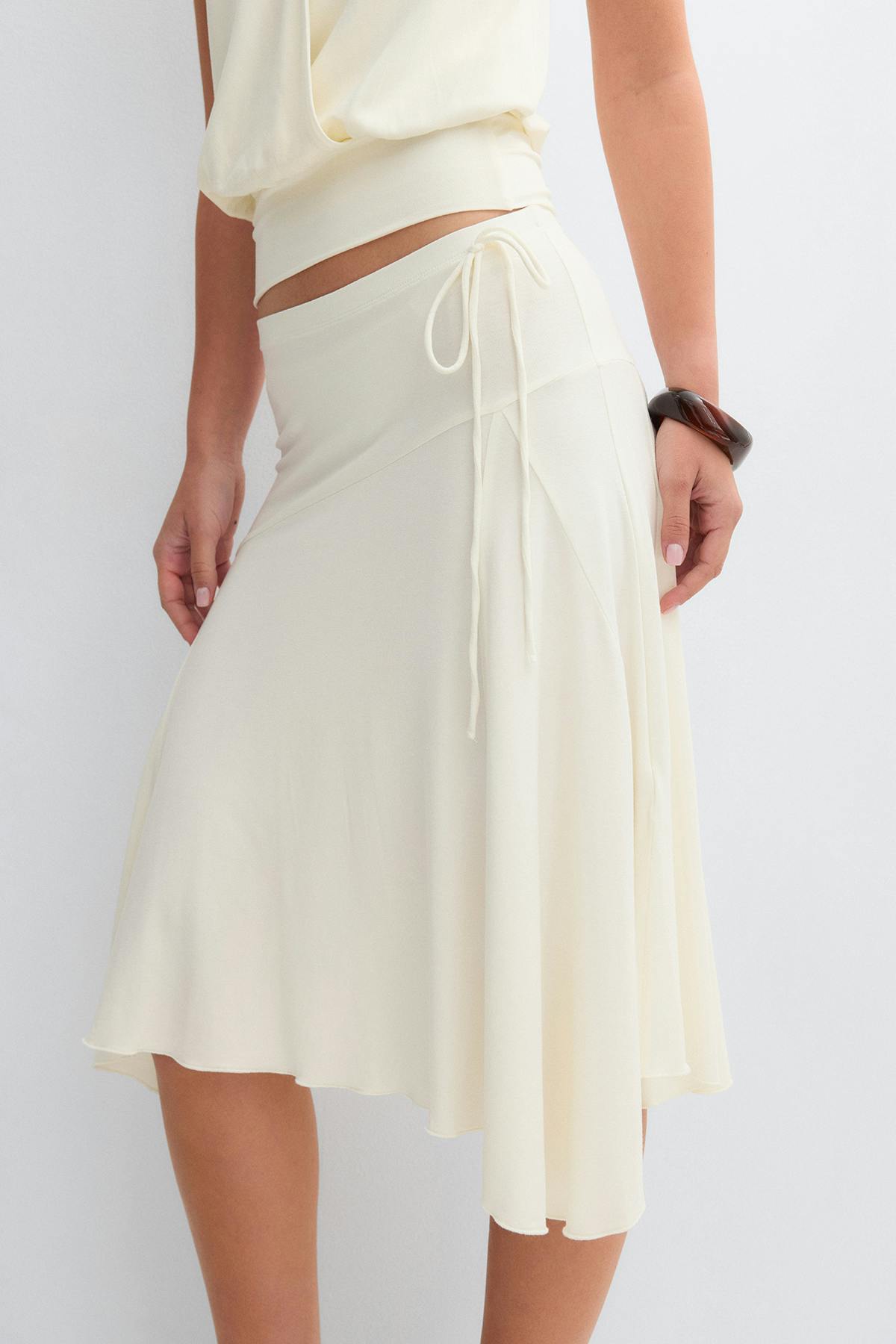 Asymmetric skirt