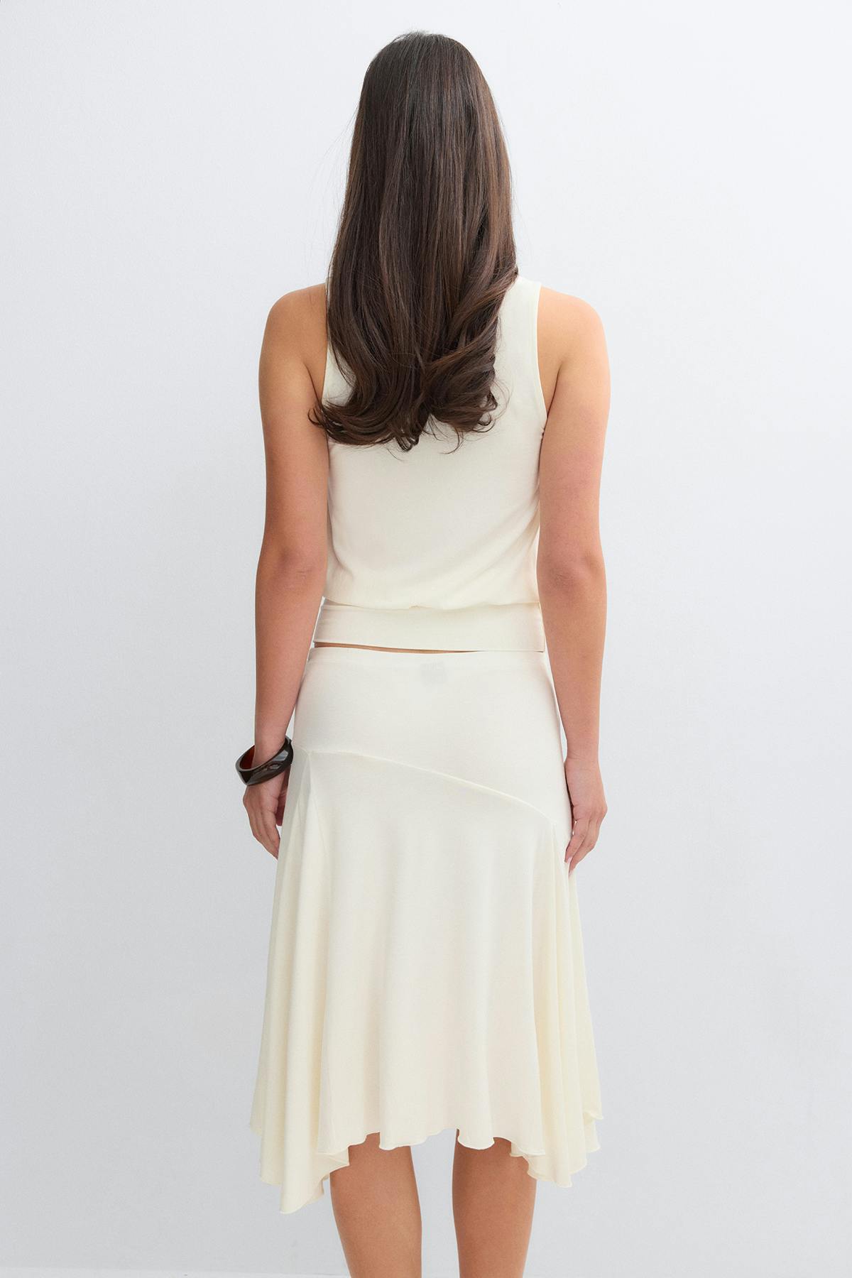Asymmetric skirt
