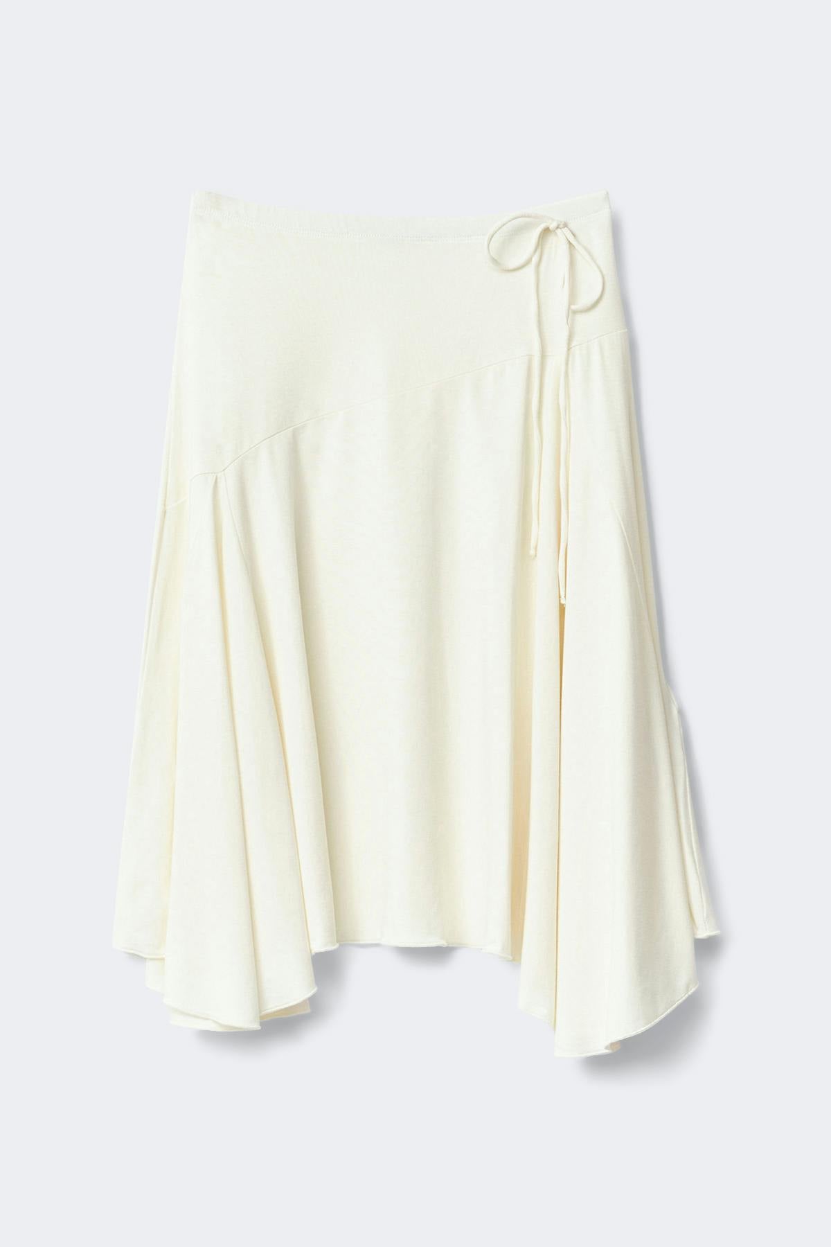 Asymmetric skirt