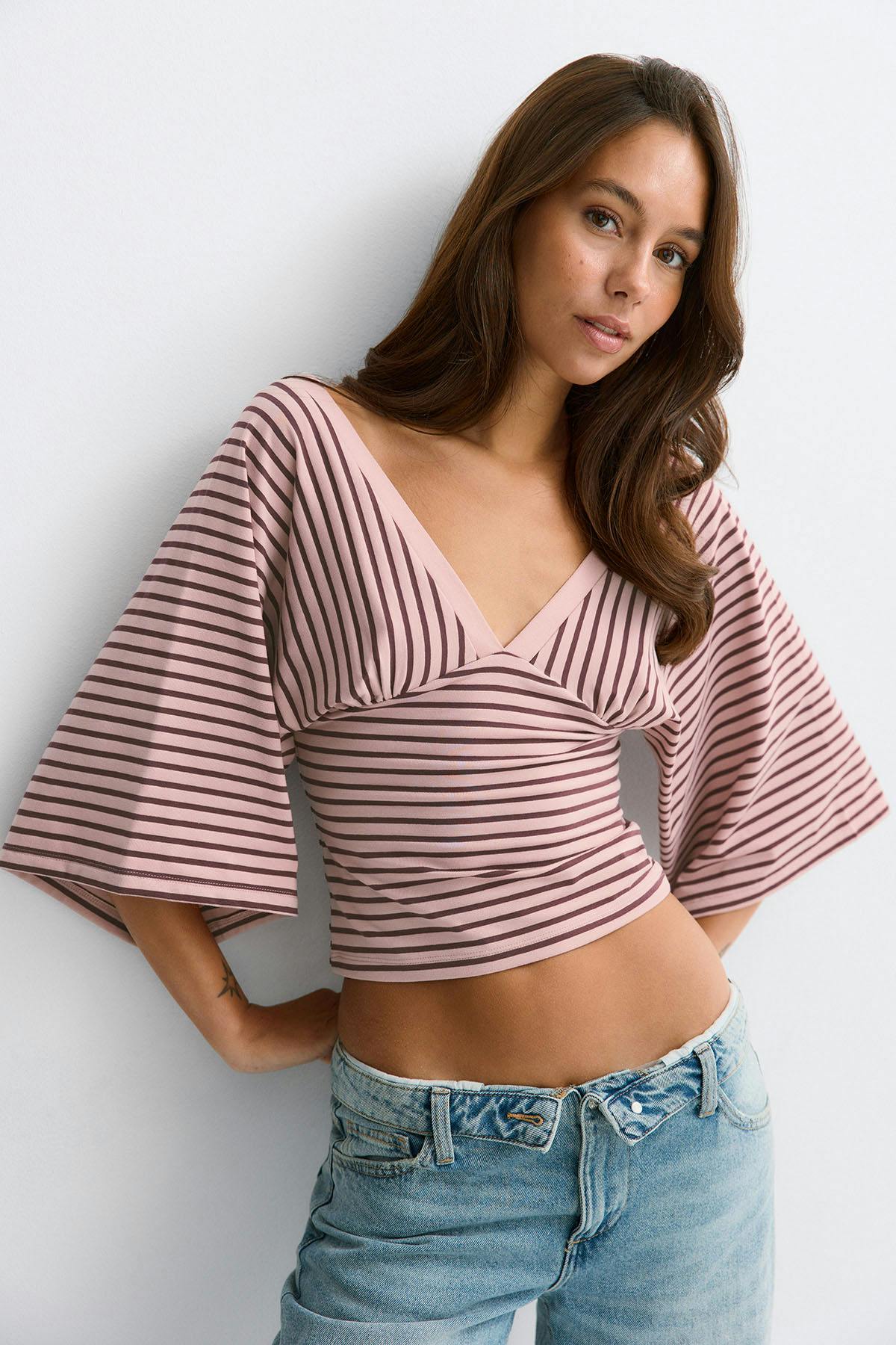V-neck wide sleeve top