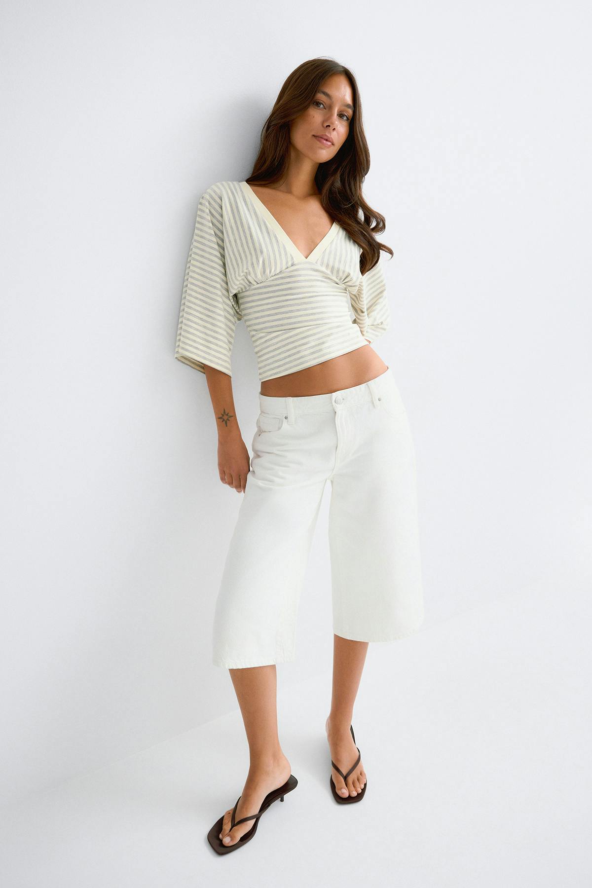 V-neck wide sleeve top