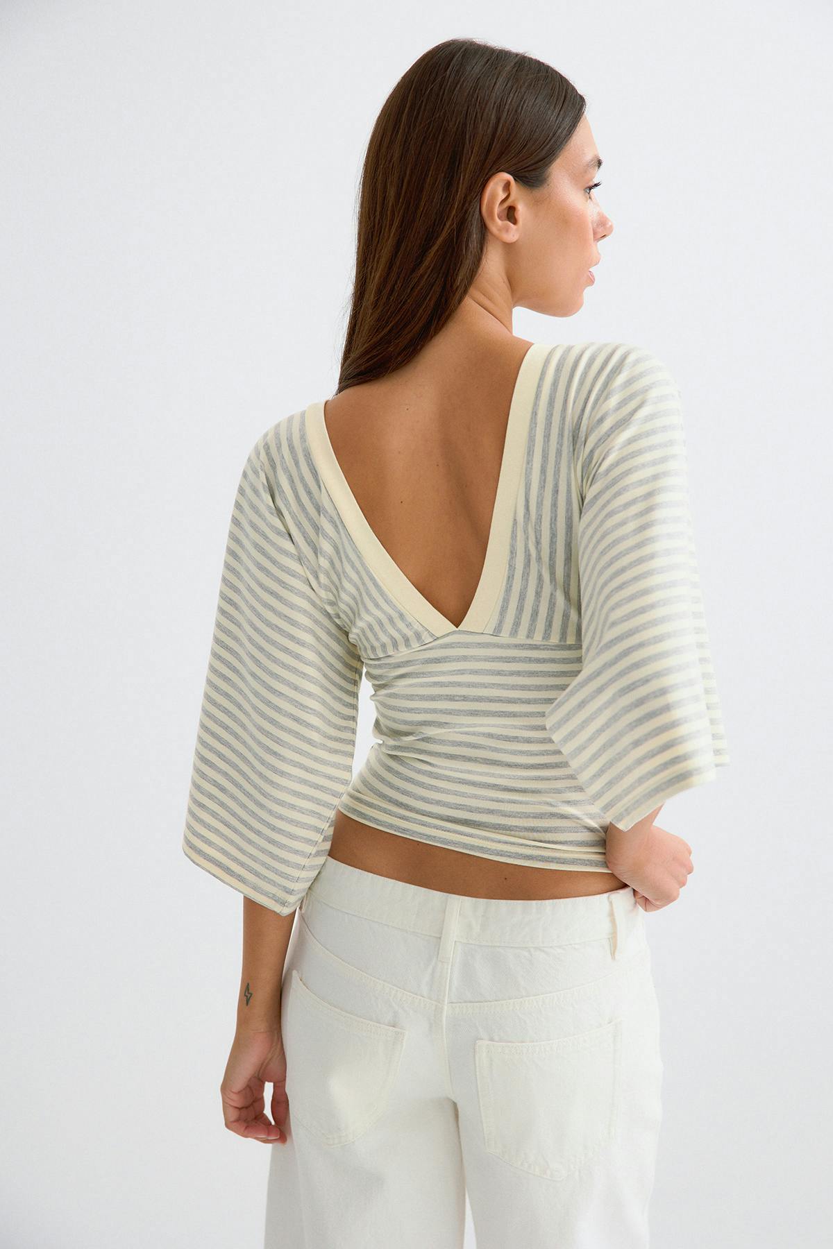 V-neck wide sleeve top
