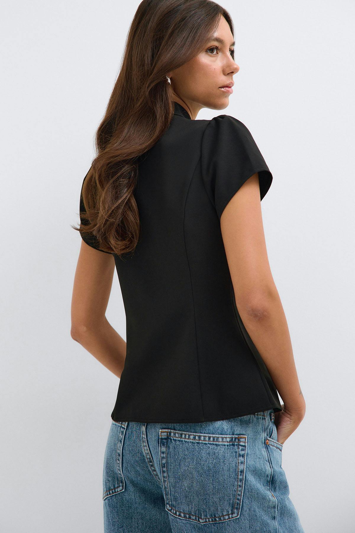 Keyhole top