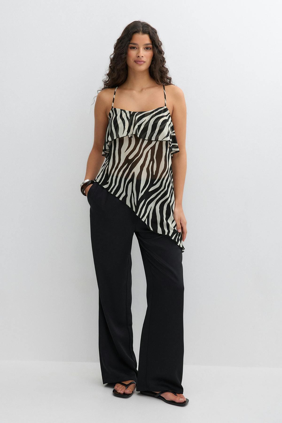 Asymmetric frill singlet