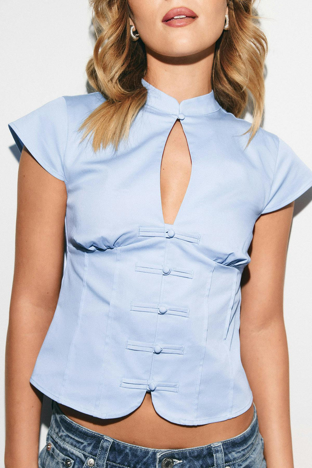Keyhole top