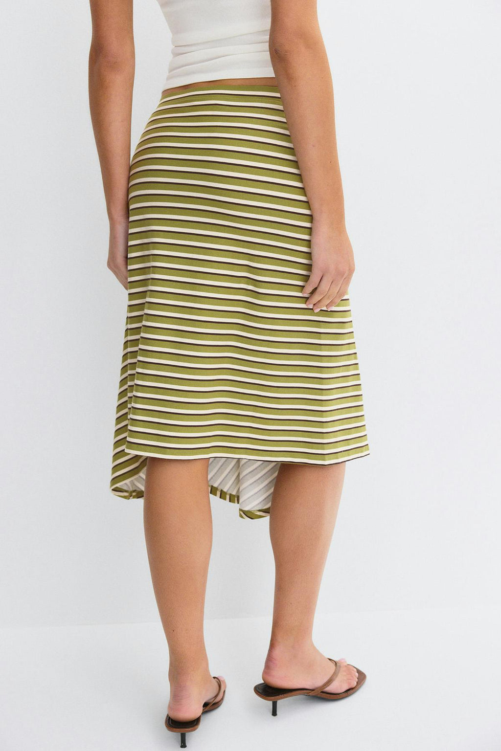 Asymmetric skirt