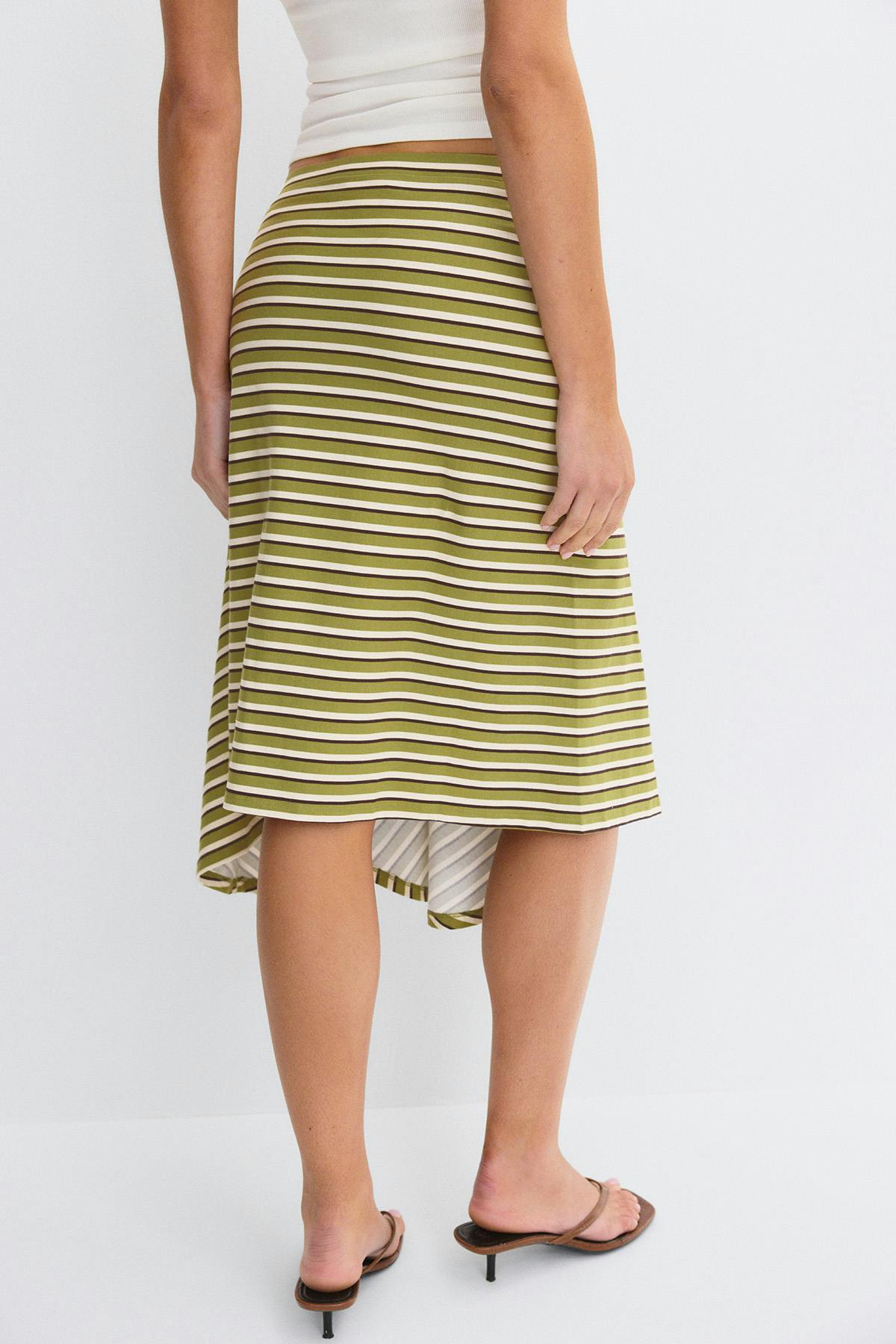 Asymmetric skirt
