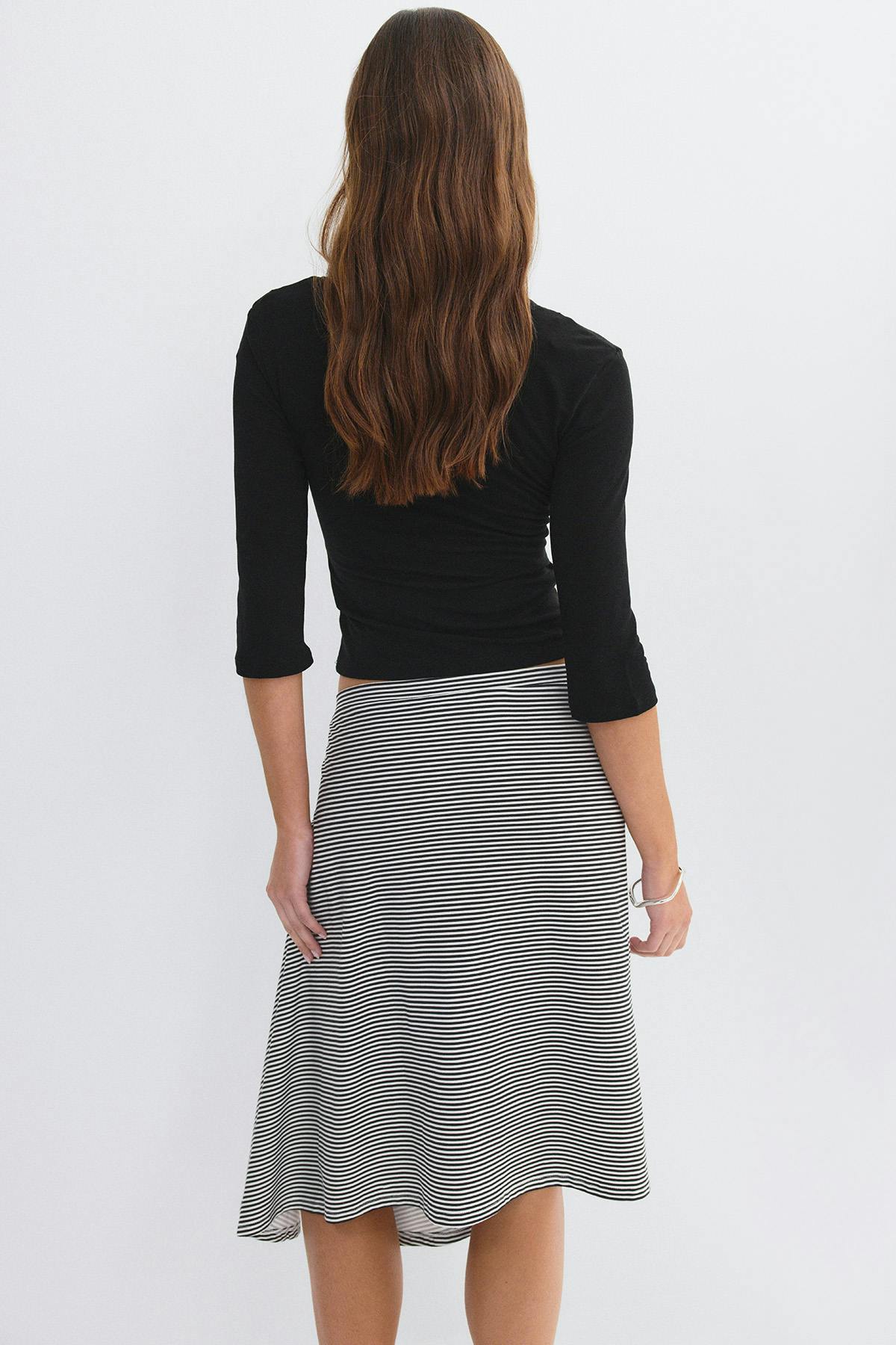 Asymmetric skirt
