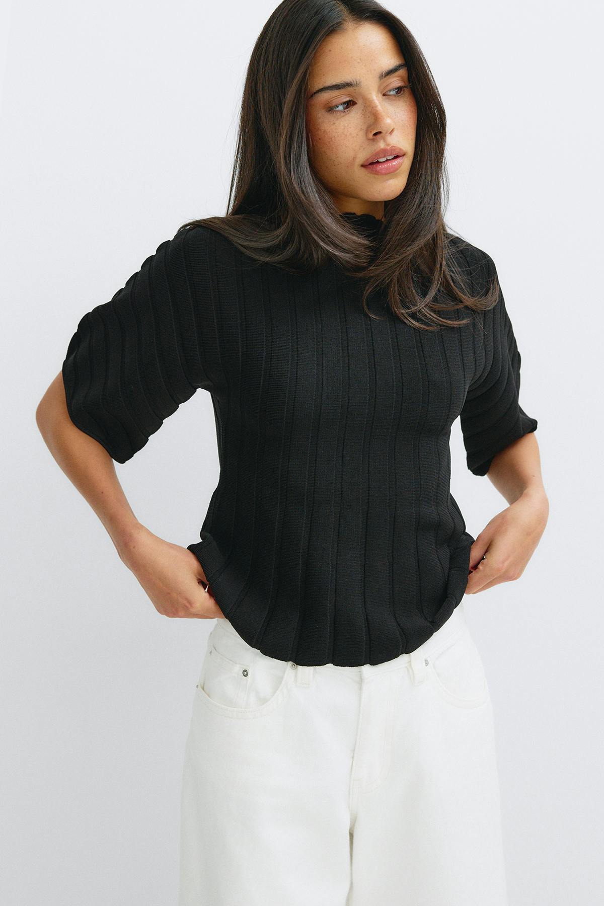 Shaped knitted top
