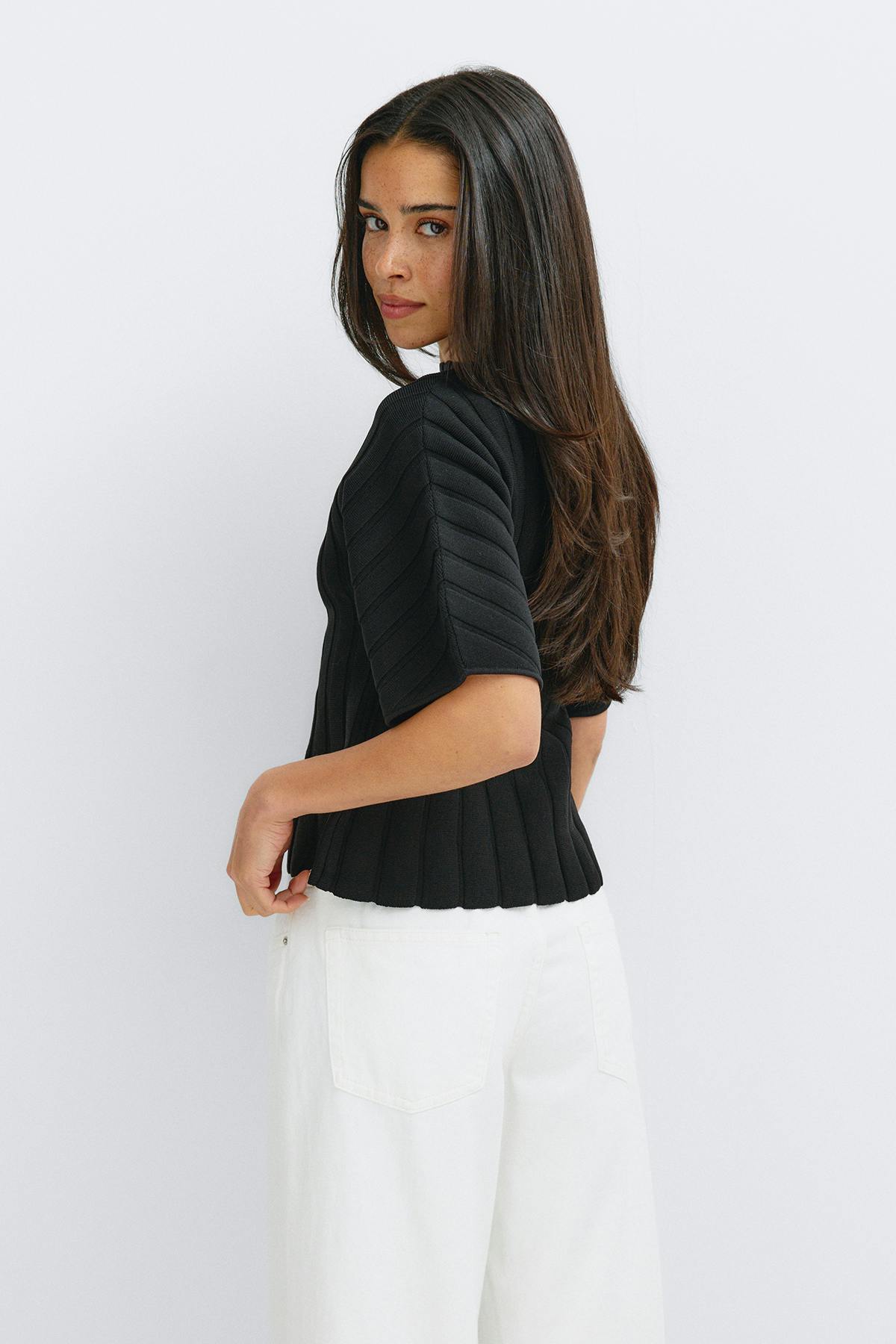 Shaped knitted top
