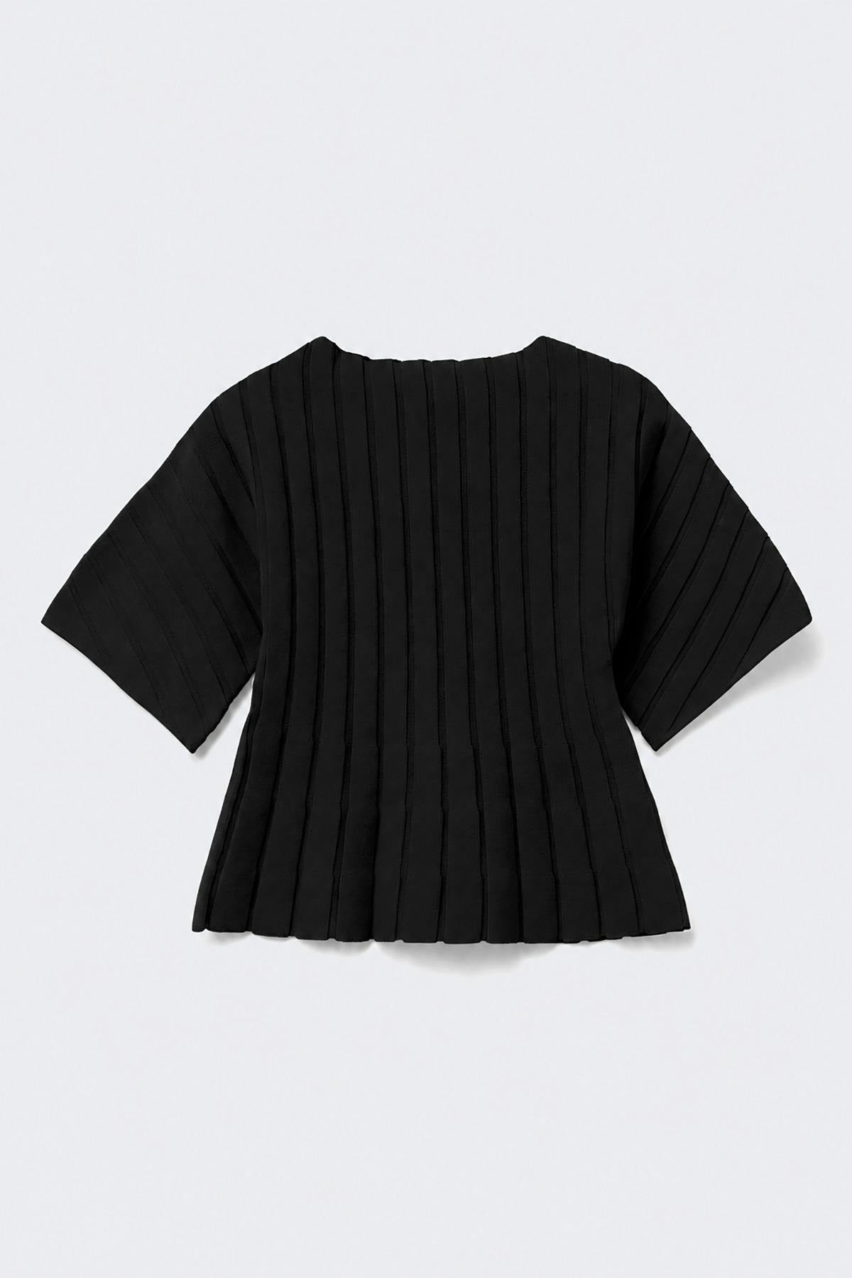 Shaped knitted top