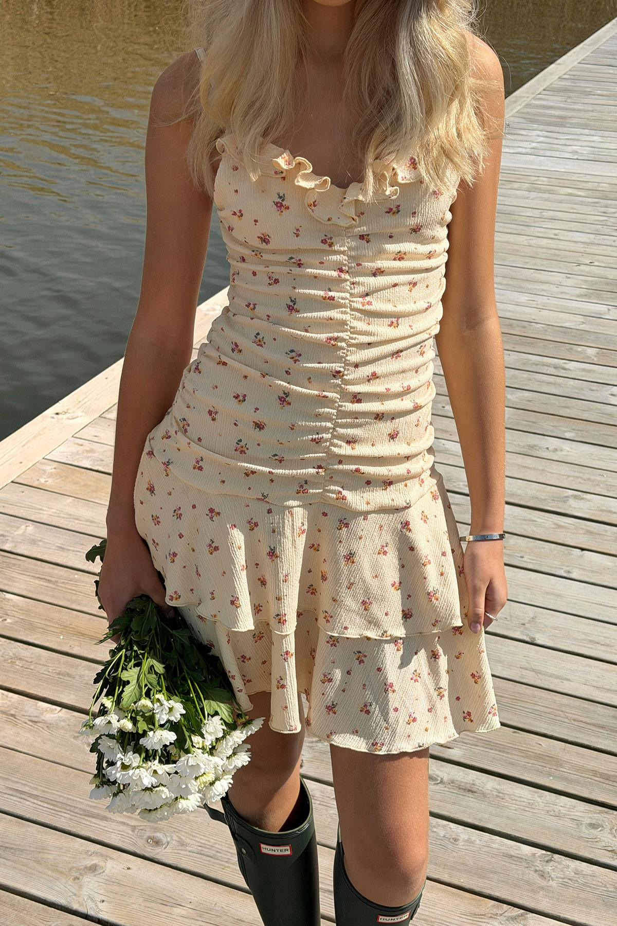 Y frill dress