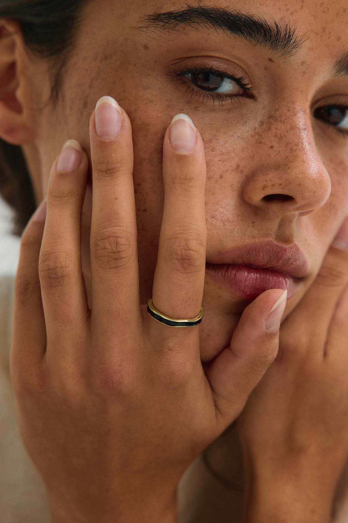 Wavy ring