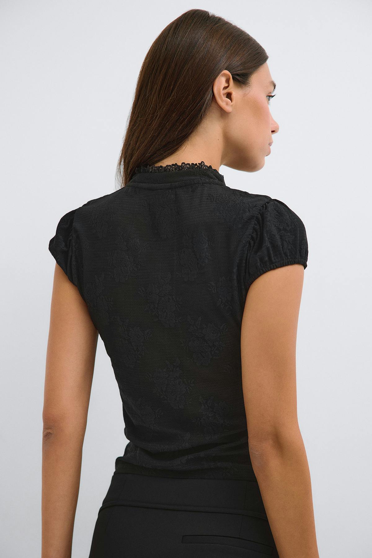 Keyhole tie top